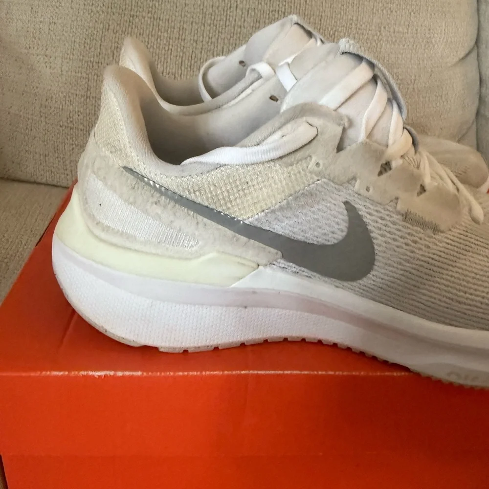 Nike Cream and White Running Shoes - Picture 2 of 11